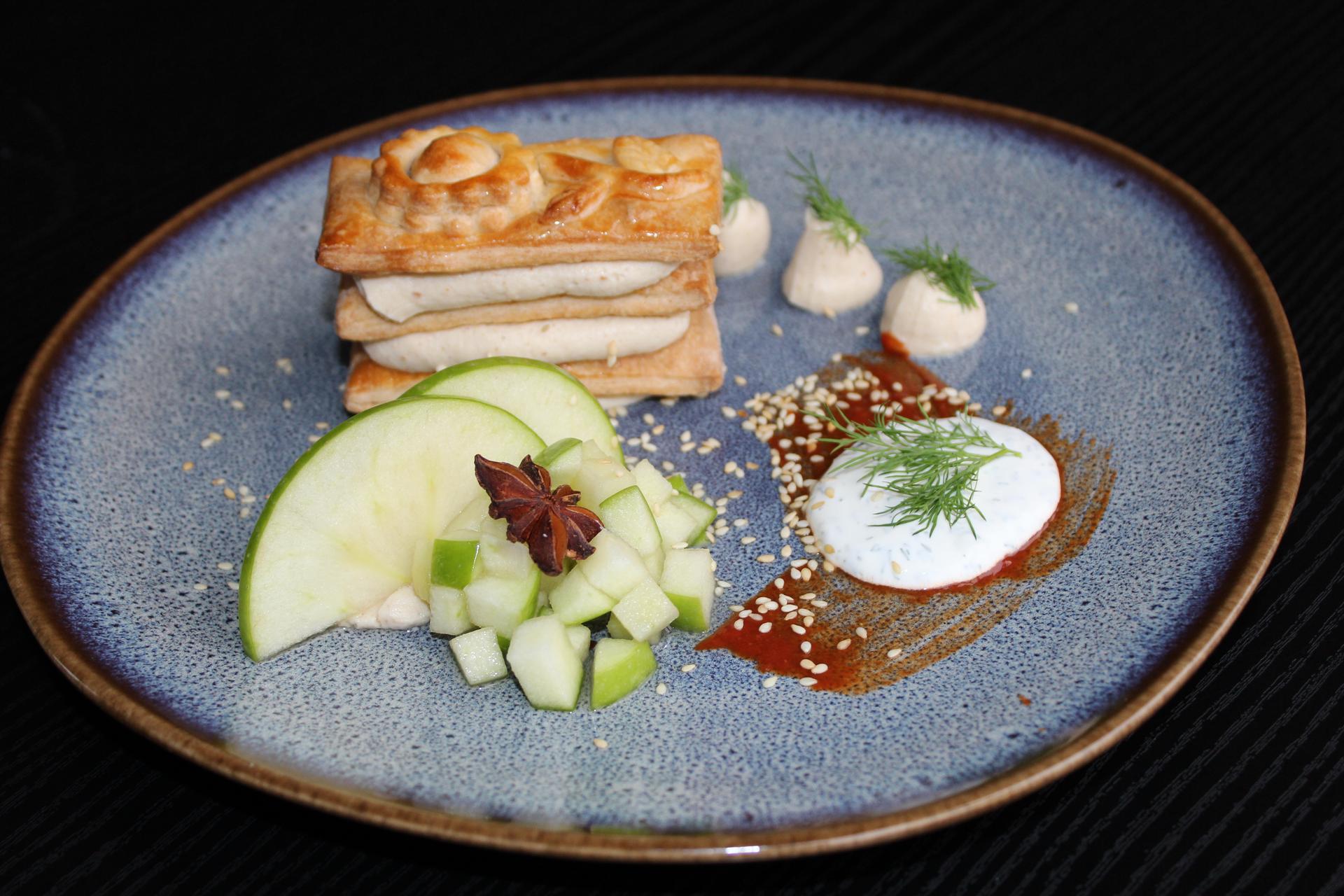 Cremeschnitte vom Seesaibling mit Gewürzäpfel und Dillcreme